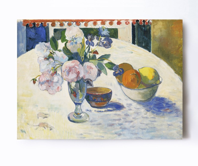 테이블 위의 꽃과 과일 한 그릇